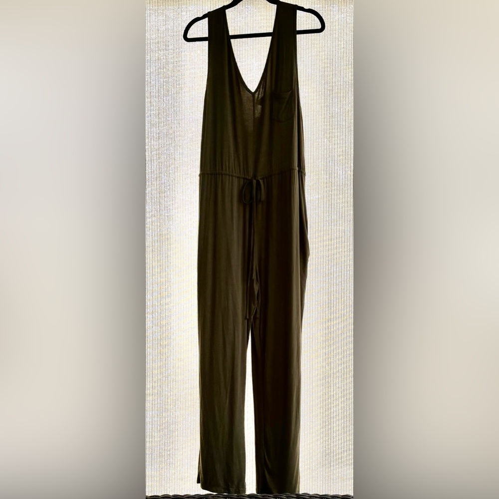 NWT!! Allie Rose Boutique Women’s Green Sleeveless Jumpsuit Romper size L